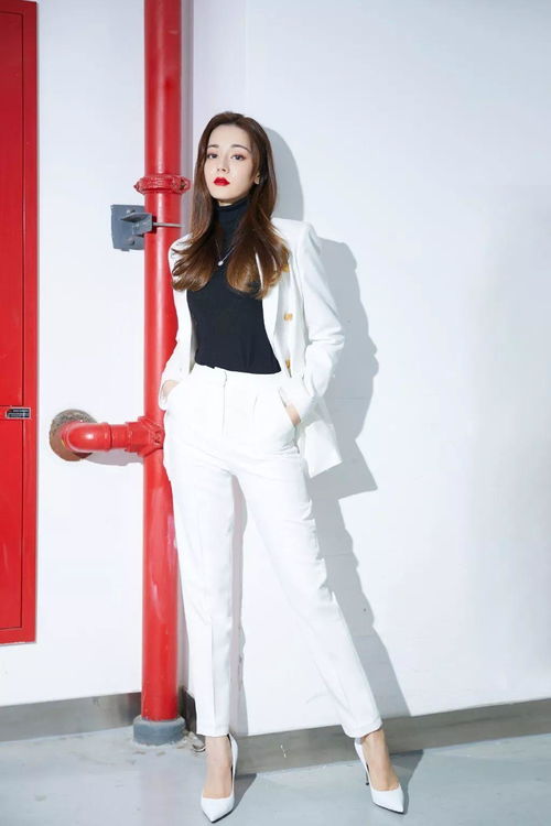 迪丽热巴身穿白色西装接受采访