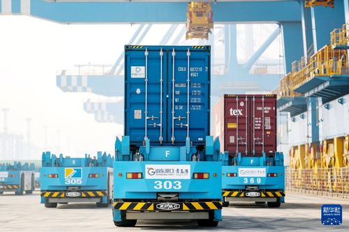 港口自动化导引车运送集装箱