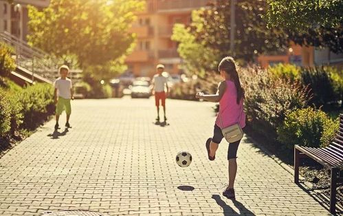 少年站在学校门口眺望远方