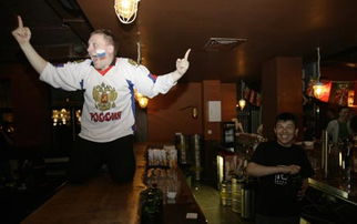 球迷在酒吧庆祝雷霆胜利