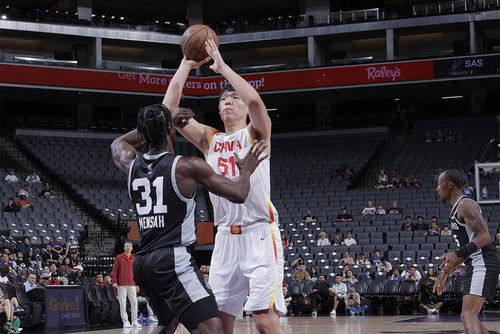 杨瀚森在训练场上