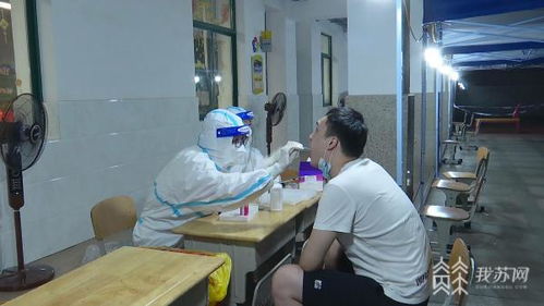 医护人员检查ECMO设备