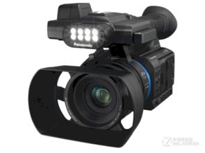 中东记者手持摄像机拍摄现场