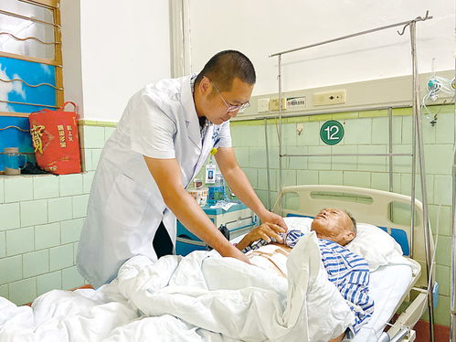 一位医生正在给病人检查伤口