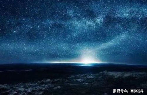 星空下的年轻科学家仰望夜空