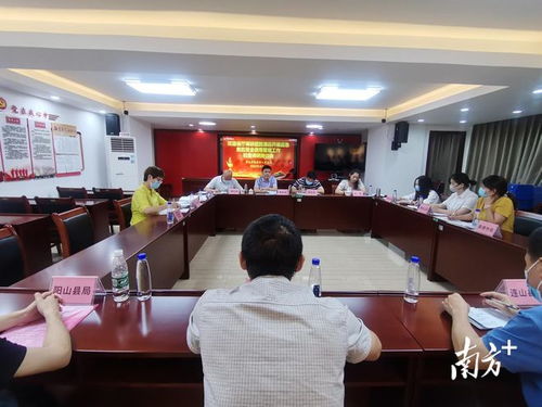 清远市应急部门工作人员在现场检查建筑安全