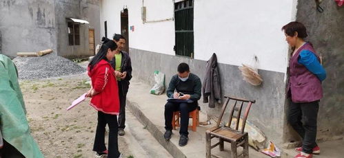 纪检监察干部在乡村走访村民了解政策落实情况