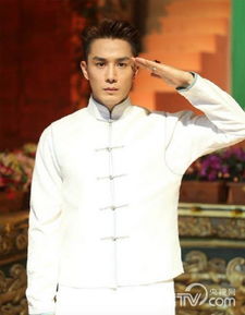 明星在活动中向抗战老兵敬礼