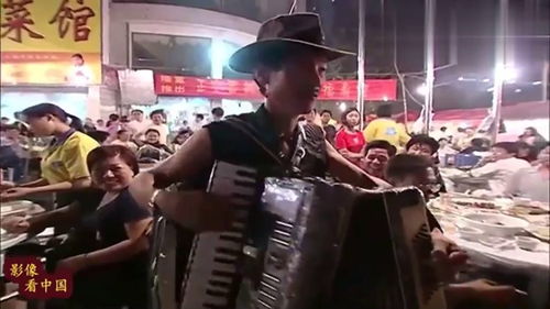 街头热闹的夜市摊位