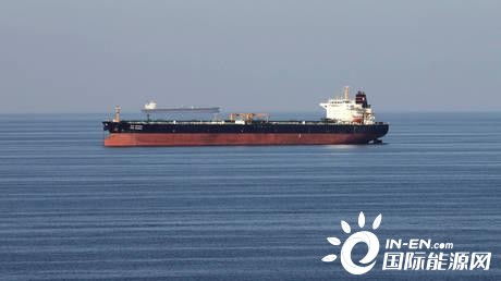 中国油轮通过霍尔木兹海峡