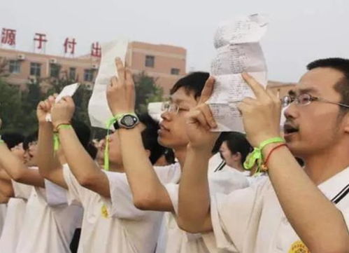 学生排队打饭笑容满面