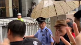 群众围观庭审现场