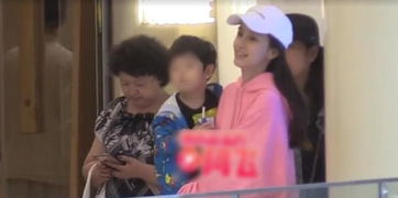 陈康堤在录音棚工作的照片