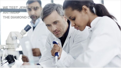 珠宝专业学生正在实验室检测宝石