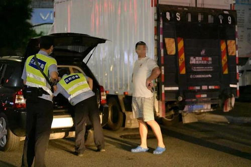 新疆警方开展禁毒专项行动现场图