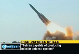 伊朗防空系统发射导弹拦截来袭目标