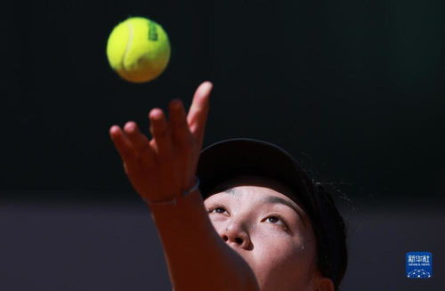 王欣瑜在法网比赛中发球