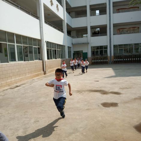 清远4.3级地震现场直击：学生有序撤离背后的应急教育启示