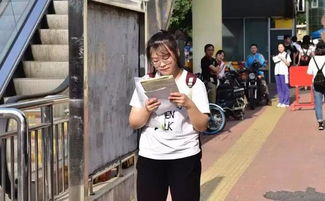 高考后学生微笑合影