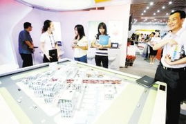 伊朗夫妇在展台前向参观者介绍产品