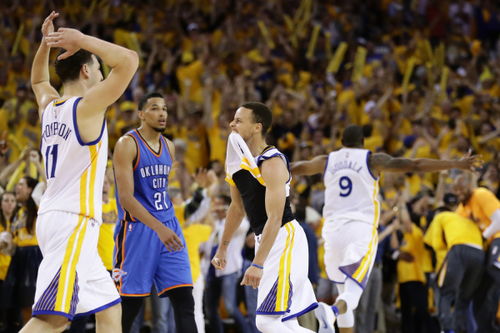 雷霆全队庆祝胜利瞬间