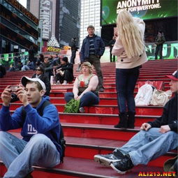 北京街头伊朗青年与路人交流