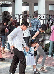 陈奕迅与女儿陈康堤合照