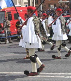 伊朗驻华大使馆发布‘永不低头’视频，背后深意令人动容