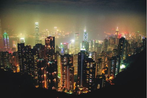 城市夜景下的停车场车辆灯光