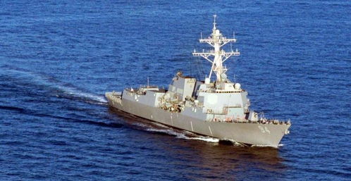 美军军舰在霍尔木兹海峡巡航图片