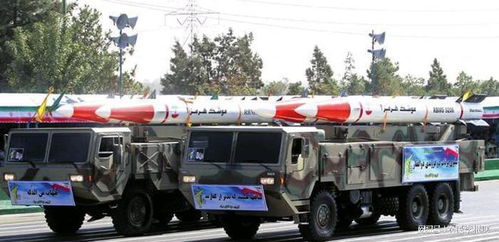 伊朗阅兵式上的导弹车队与士兵