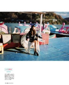 游客在湖边拍照并露出笑容