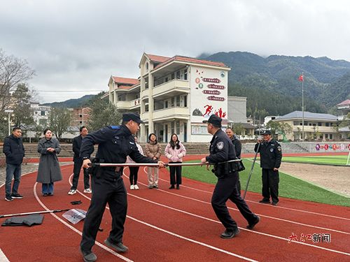学校应急演练现场