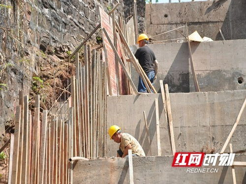 施工现场支架垮塌后的情景