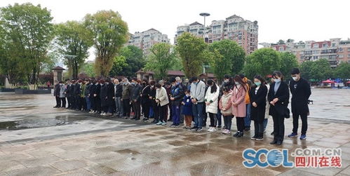 市民在卢沟桥前默哀