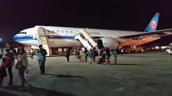 机场内旅客查看航班信息屏幕