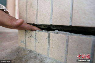 广州街道上一栋楼体开裂