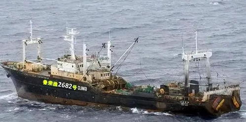 男子被救上船后接受初步救治