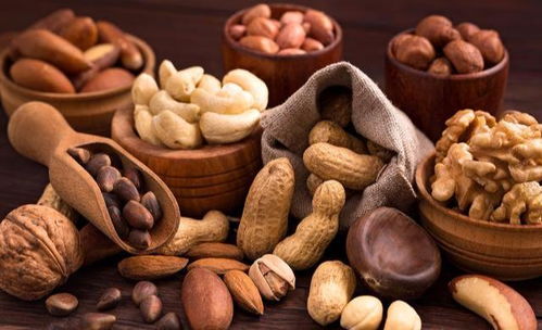 一盘油炸食物和一把坚果放在冰箱中