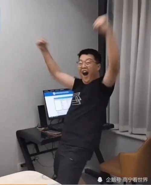 男生与家人庆祝