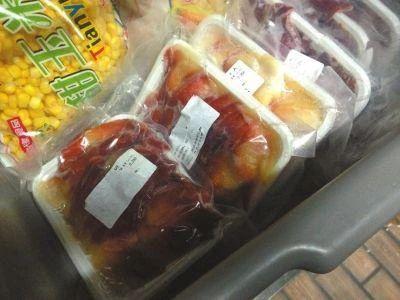 阿绿正在为客户准备食材