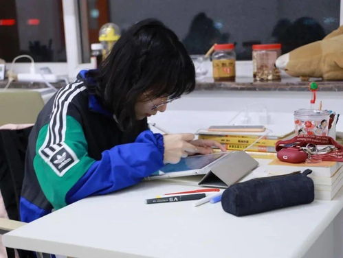 李明在书桌前认真看书的样子