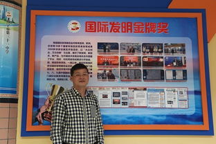 兄妹俩站在学校荣誉墙前合影