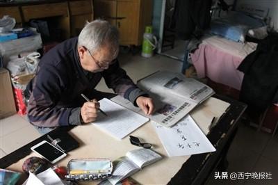 一位七十岁老人正在整理社区团购订单