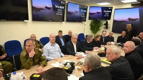 以色列军方高层在指挥室开会讨论战事