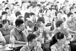 高考志愿咨询会现场家长排队咨询