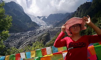 游客在山路上行走并观察周围环境