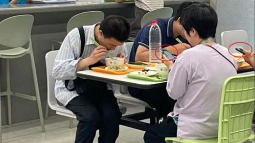 韦东奕在食堂低头吃饭，周围人群拍照