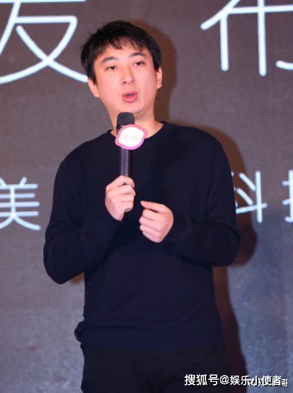 何猷君与王思聪在商务场合合影