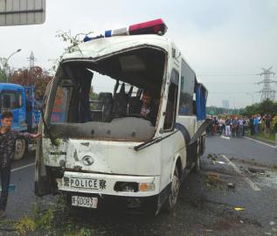 河北高速公路上的旅游大巴车队图